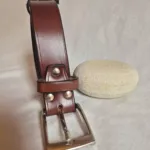 Cinturón Hebilla Plata con Pasador Elegante