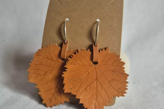 Pendientes Hoja de Parra con Pecíolo