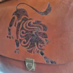 León Grabado en solapa de Bolso León Celta
