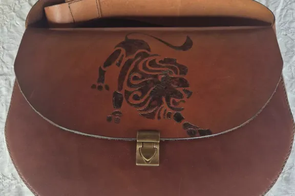 Bolso León Celta con León Grabado en solapa