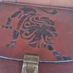 León Grabado en solapa de Bolso León Celta