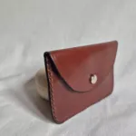 Monedero Clásico con solapa y corchete visto de lado