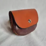 Monedero bicolor redondeado visto de lado