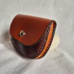 Monedero bicolor redondeado visto de lado