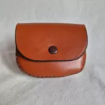 Monedero monocolor redondeado visto de frente
