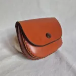 Monedero monocolor redondeado visto de lado